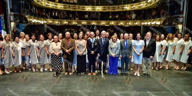 Fotos: Rubén Morales // El Club Rotario presente en el emblemático teatro Macedonio Alcalá.