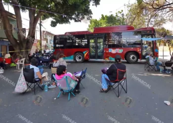 Foto: Adrián Gaytán // El bloqueo bajo la sombra de lonas en avenida Universidad.