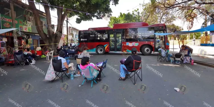 Foto: Adrián Gaytán // El bloqueo bajo la sombra de lonas en avenida Universidad.
