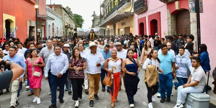 El fin de semana se realizó un desfile proselitista ligado a la disputa de rectoría de la UABJO.