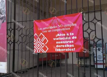 Foto: Lisbeth Mejía Reyes // En el acceso al Museos de las Culturas de Oaxaca permanece una lona en la que se acusa que las autoridades no cumplen sus compromisos