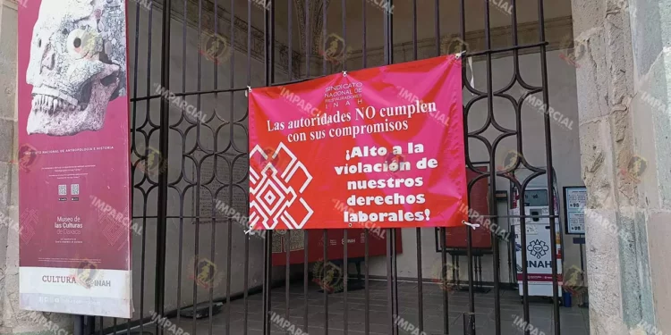 Foto: Lisbeth Mejía Reyes // En el acceso al Museos de las Culturas de Oaxaca permanece una lona en la que se acusa que las autoridades no cumplen sus compromisos