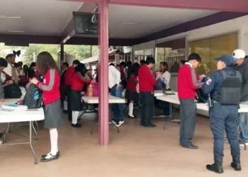 Foto: redes sociales // En escuelas han aplicado la revisión de mochilas para evitar artefactos peligrosos.