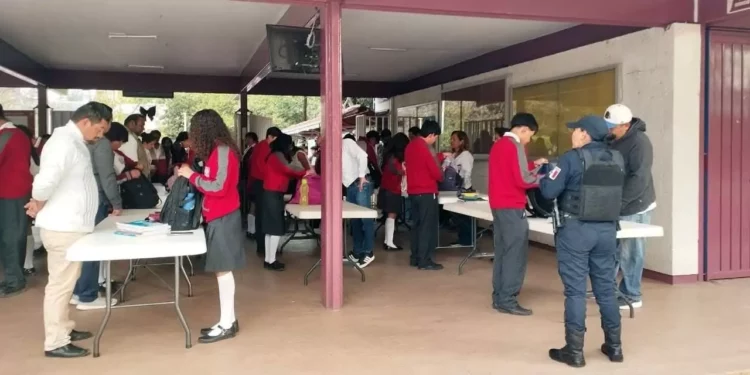 Foto: redes sociales // En escuelas han aplicado la revisión de mochilas para evitar artefactos peligrosos.