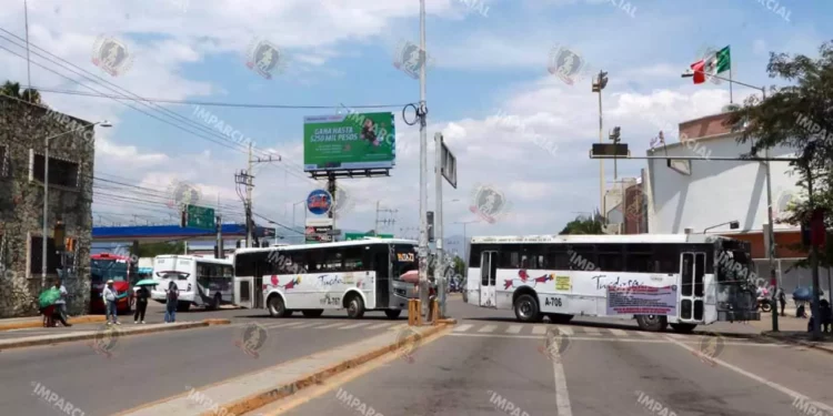 Foto: Adrián Gaytán // En estas vialidades, impidieron el paso de todo tipo de unidad de motor.