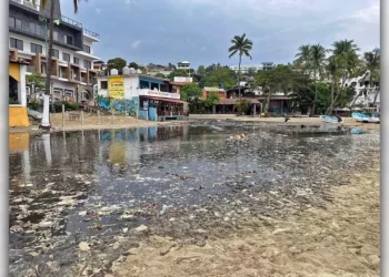 En redes sociales se postearon imágenes del colapso del sistema de drenaje en la bahía principal de Puerto Escondido.
