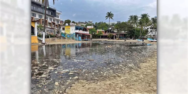 En redes sociales se postearon imágenes del colapso del sistema de drenaje en la bahía principal de Puerto Escondido.
