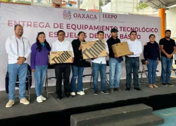 Foto: IEEPO // Entrega de equipo que, de acuerdo a la Sección 22, es producto de la lucha sindical.