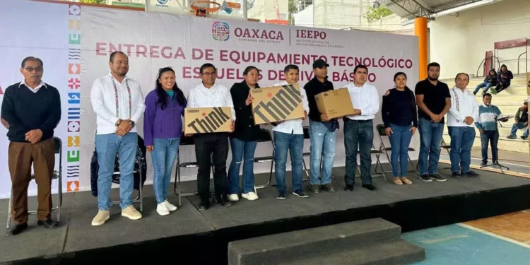 Foto: IEEPO // Entrega de equipo que, de acuerdo a la Sección 22, es producto de la lucha sindical.