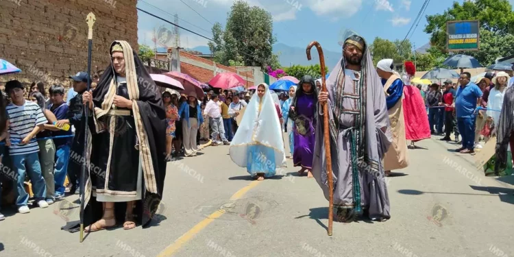 Fotos: Jesús Santiago // Es una representación viviente que se realiza desde el año 1975, junto con la representación por parte de la parroquia.
