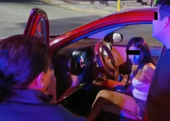 La pareja fue asegurada por los elementos viales tras intentar agredir a los uniformados durante el procedimiento de arresto.