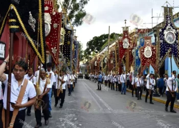 Familias, cofrades y feligreses participaron portando estandartes ricamente ornamentados.