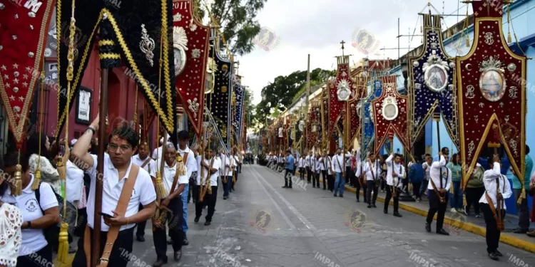 Familias, cofrades y feligreses participaron portando estandartes ricamente ornamentados.