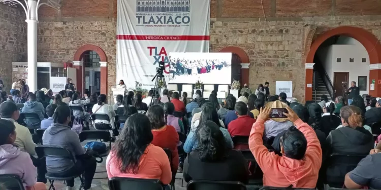 Funcionarias, autoridades electorales y lideresas participaron en el foro realizado en Tlaxiaco.