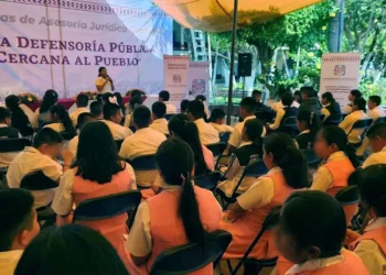 Habitantes de Putla participaron en la plática y aprovecharon los servicios gratuitos ofrecidos.