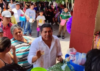 Habitantes de Santiago Huajolotitlán mantienen viva la tradición, donde además se comparte el tepache.