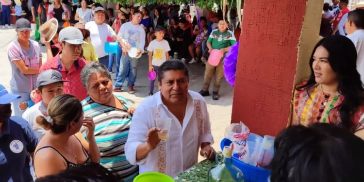 Habitantes de Santiago Huajolotitlán mantienen viva la tradición, donde además se comparte el tepache.