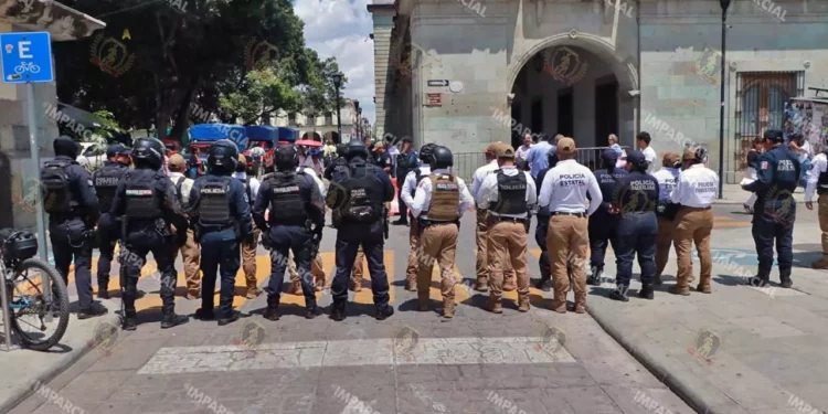 Foto: Adrián Gaytán // Habitantes de San Juan Mazatlán Mixes habían retenido a funcionarios del gobierno del estado, ante lo cual se desplegaron policías. El asunto no pasó a mayores.