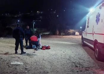 Integrantes del Heroico Cuerpo de Bomberos atendieron al lesionado de 42 años.