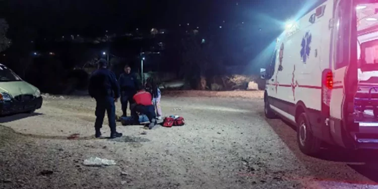 Integrantes del Heroico Cuerpo de Bomberos atendieron al lesionado de 42 años.