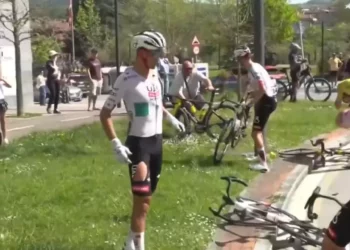 VIDEO | ¡Golpe devastador! Isaac del Toro abandona la Vuelta al País Vasco tras dura caída