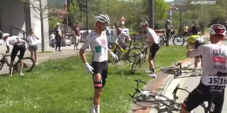 VIDEO | ¡Golpe devastador! Isaac del Toro abandona la Vuelta al País Vasco tras dura caída
