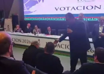 VIDEO | Faitelson se disculpa con José ramón Fernández en público en medio de polémica por su libro