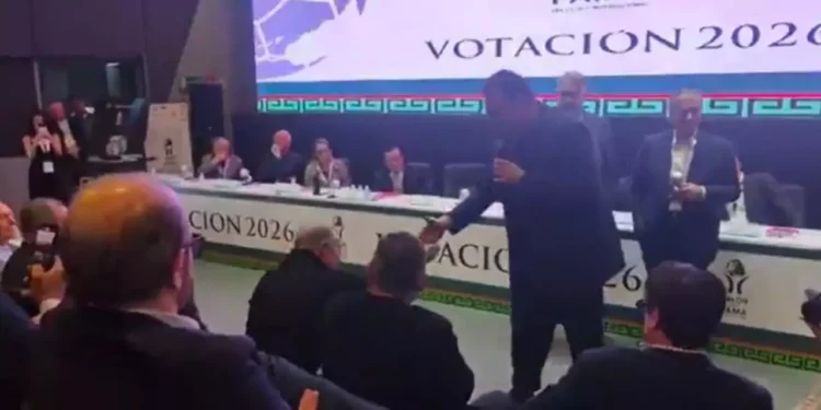 VIDEO | Faitelson se disculpa con José ramón Fernández en público en medio de polémica por su libro