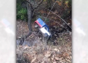 La camioneta Nissan terminó al fondo de una pendiente en el paraje Río Rosario.