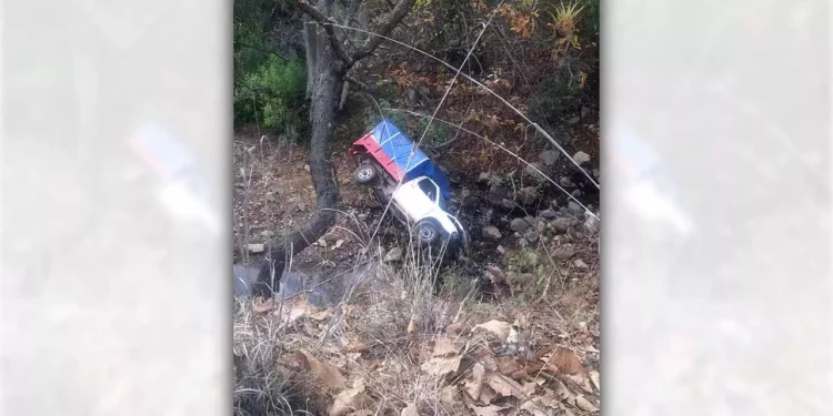 La camioneta Nissan terminó al fondo de una pendiente en el paraje Río Rosario.