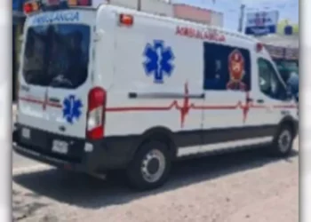La joven madre recibió el auxilio de paramédicos y elementos policiacos.