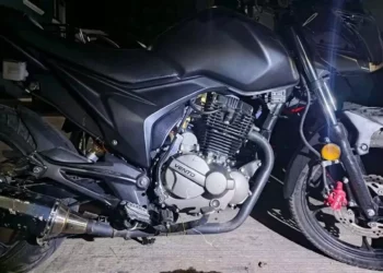 La motocicleta marca Vento fue extraída de una barranca donde delincuentes pretendían mantenerla oculta entre la maleza y desperdicios.