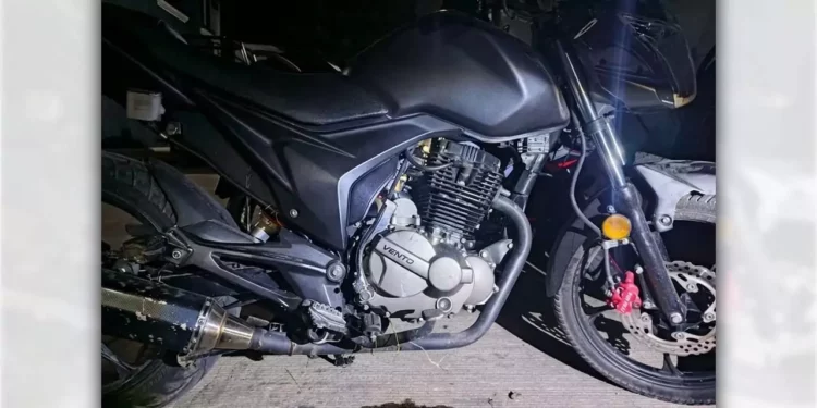 La motocicleta marca Vento fue extraída de una barranca donde delincuentes pretendían mantenerla oculta entre la maleza y desperdicios.