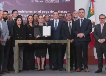 La presidenta Claudia Sheinbaum Pardo, junto a integrantes de su gabinete y directivos de la Asociación de Bancos de México.