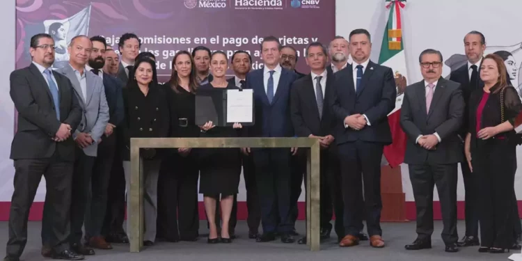 La presidenta Claudia Sheinbaum Pardo, junto a integrantes de su gabinete y directivos de la Asociación de Bancos de México.