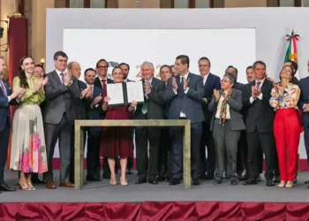 La presidenta Claudia Sheinbaum junto a representantes de la industria siderúrgica y su gabinete económico tras la firma del acuerdo en Palacio Nacional.