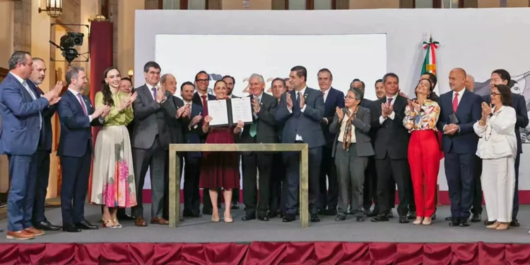La presidenta Claudia Sheinbaum junto a representantes de la industria siderúrgica y su gabinete económico tras la firma del acuerdo en Palacio Nacional.