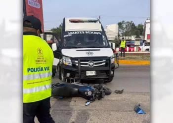 La unidad de la Policía Estatal quedó detenida tras embestir a la joven motociclista.