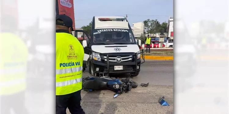 La unidad de la Policía Estatal quedó detenida tras embestir a la joven motociclista.