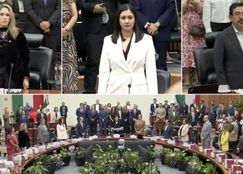 Los nuevos consejeros Frida Gómez Puga, Blanca Cruz García y Arturo Chávez López (de izquierda a derecha) durante la toma de protesta.