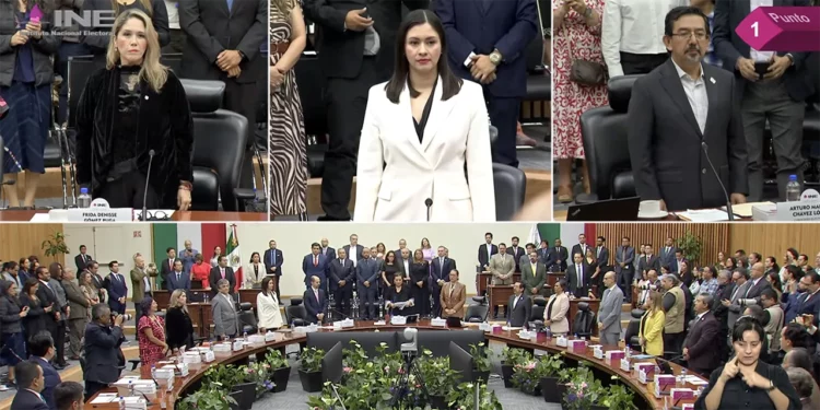 Los nuevos consejeros Frida Gómez Puga, Blanca Cruz García y Arturo Chávez López (de izquierda a derecha) durante la toma de protesta.