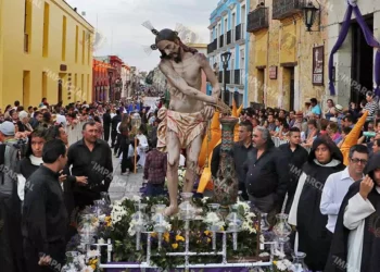 Foto: Archivo El Imparcial // La Procesión del Silencio en el Centro Histórico de Oaxaca de Juárez es una de las manifestaciones religiosas más solemnes de la Semana Santa.