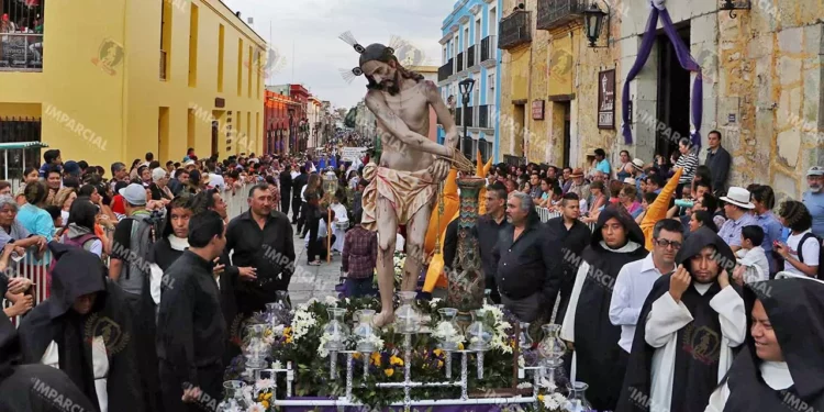 Foto: Archivo El Imparcial // La Procesión del Silencio en el Centro Histórico de Oaxaca de Juárez es una de las manifestaciones religiosas más solemnes de la Semana Santa.