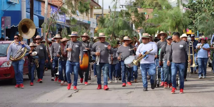 La Semana Santa en Zaachila inicia con la recepción de “Los Concheros”.