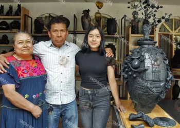 La artesana Alondra Pacheco, junto con sus padres Aniceto Simón Vicente y Micaela Pacheco Lázaro.