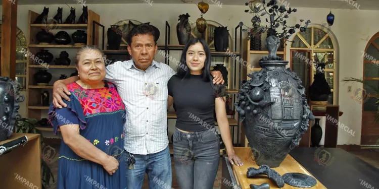 La artesana Alondra Pacheco, junto con sus padres Aniceto Simón Vicente y Micaela Pacheco Lázaro.