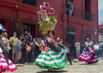 Foto: Municipio de Oaxaca de Juárez // La celebración se extendió a toda la ciudad; aquí las Chinas Oaxaqueñas danzan en el andador turístico.