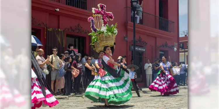 Foto: Municipio de Oaxaca de Juárez // La celebración se extendió a toda la ciudad; aquí las Chinas Oaxaqueñas danzan en el andador turístico.