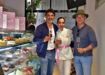 Fotos: Rubén Morales // La chef Marcela en la inauguración de la tienda con sus socios Isaías Sibaja y Javier Sibaja.