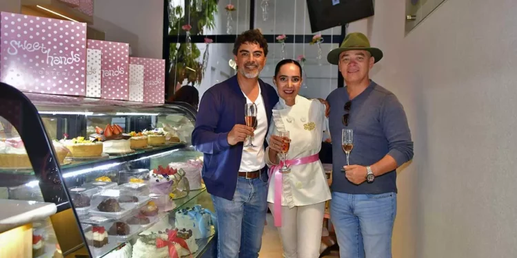 Fotos: Rubén Morales // La chef Marcela en la inauguración de la tienda con sus socios Isaías Sibaja y Javier Sibaja.